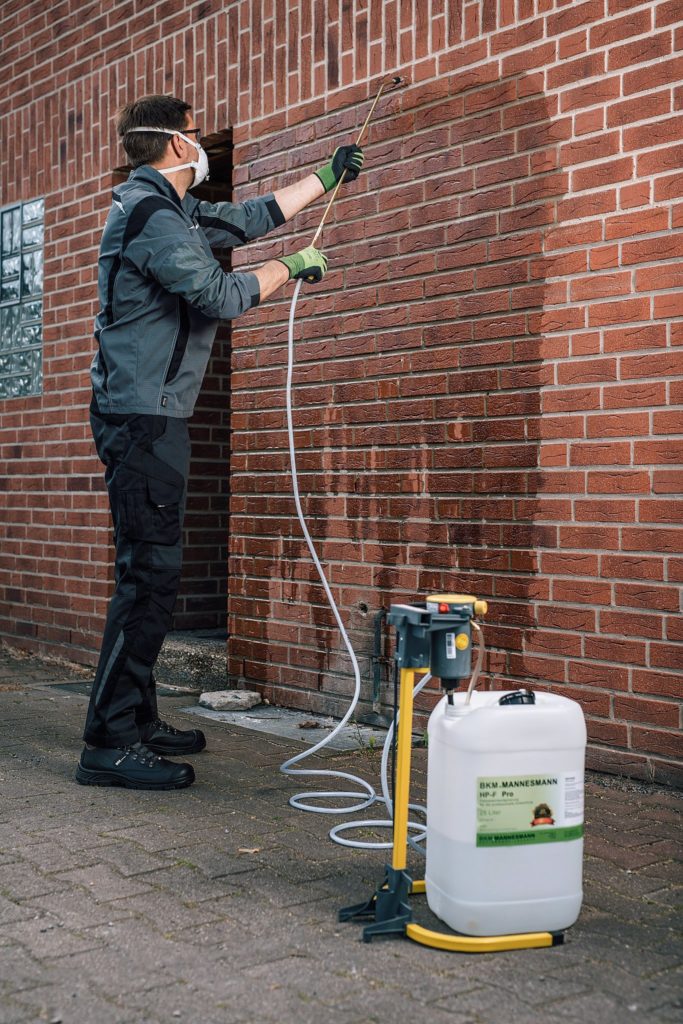 Eine Fassade wird durch einen BKM Fassadenschutz hydrophobiert. Fassadenhydrophobierung